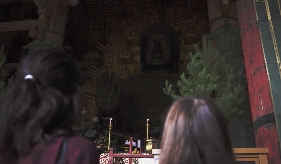 東大寺の大仏を眺める海外女性